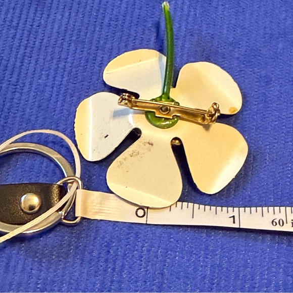 Vintage White Floral and Pink Brooch - Picture 7 of 8